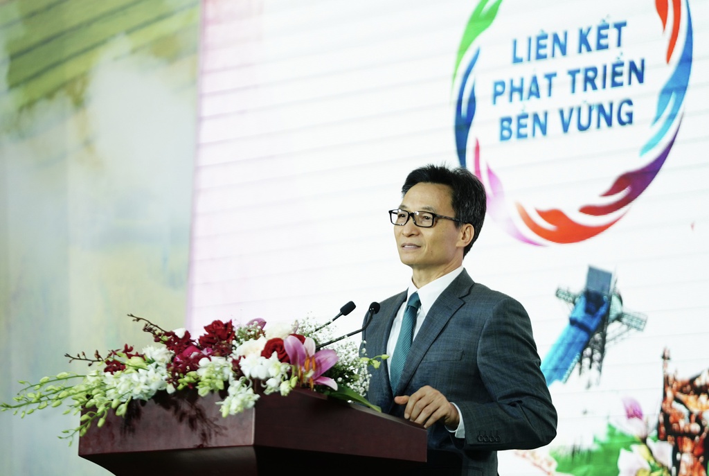 Phó thủ tướng Vũ Đức Đam chia sẻ với lãnh đạo các địa phương và doanh nghiệp du lịch chiều 14/11.
