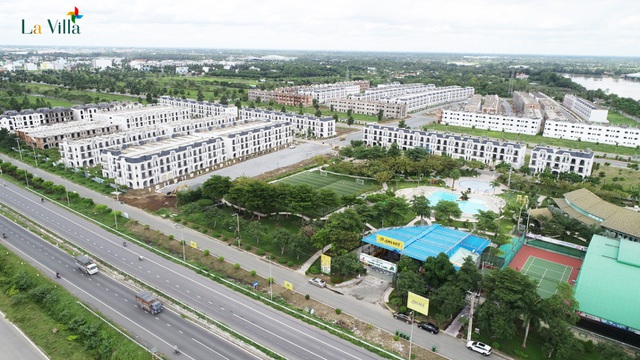 Khu đô thị Lavilla Green City tọa lạc ngay mặt tiền Quốc lộ 1A và đường Hùng Vương nối dài, một mặt còn giáp với dòng sông Vàm Cỏ Tây hào hùng của tỉnh.