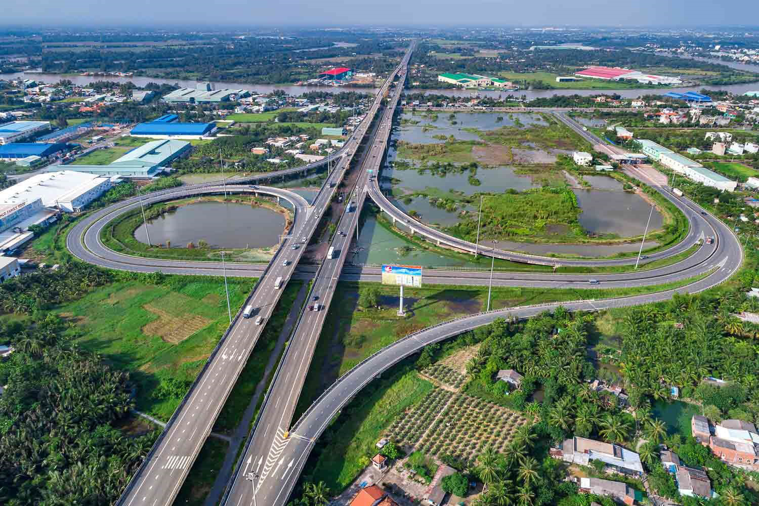 Lợi thế quỹ đất rộng, mức giá mềm và sức hút từ công nghiệp sẽ tạo tiền đề cho bất động sản Long An trở thành xu hướng đầu tư mới